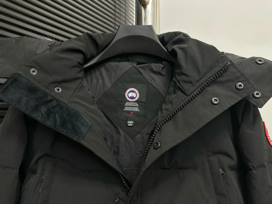 P780 [canada goose wyndham] 29 parka down jackets. The fabric is as soft and hard as the original. It can be restored by kneading at will (fabric misunderstanding: fabrics with high hardness are not waterproof. Only those who buy the latest authentic version this year will notice the softness and comfort of the fabric). The down is synchronized with the authentic white duck down. It is fluffy and not clumps. The electronically controlled down filling machine is filled with down. The zipper is customized with authentic ykk military grade copper core zipper puller. The high-hardness, non-stuck fur collar is made from original and custom-made western Canadian coyote skin. All workmanship and wiring are controlled by workers with more than ten years of service. They must be horizontal and vertical, and no crookedness is allowed. The wiring density inside is more sophisticated. Fighters in the world 29 battle all kinds of world products. Size: XS-XXL